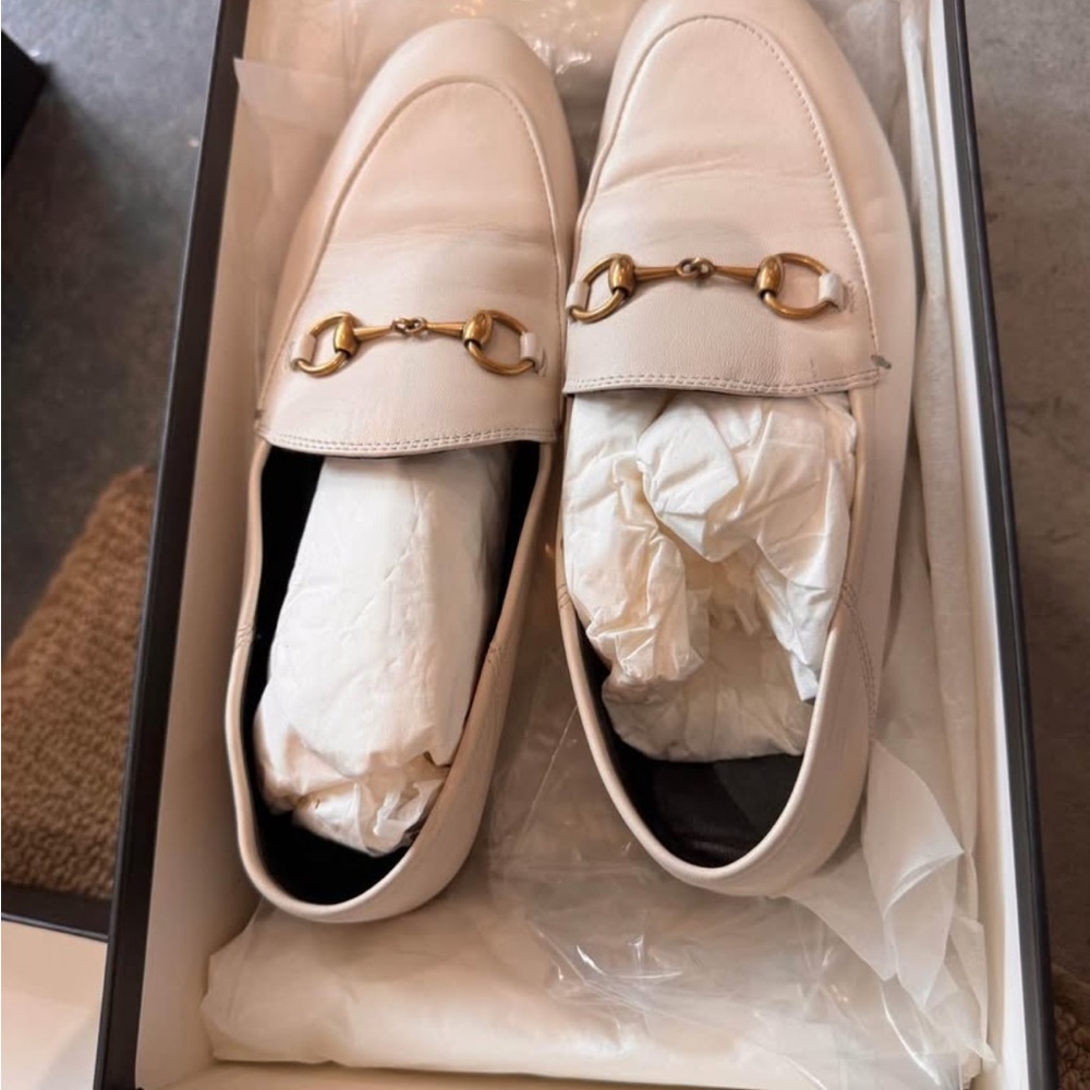 GUCCI  white/cream Loafers with Gold Bit Detail size 36 6 
Authentic with box